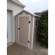 Pequeña caseta de jardín de resina beige 1,34m² + kit de base - JOBU