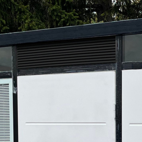 Rejilla de ventilación frontal con marco negro para caseta de jardín - Everbox