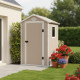 Pequeña caseta de jardín de resina beige 1,34m² + kit de base - JOBU